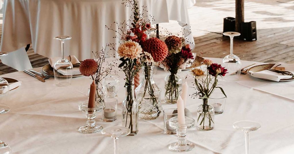 Bloemen op tafel voor een feest