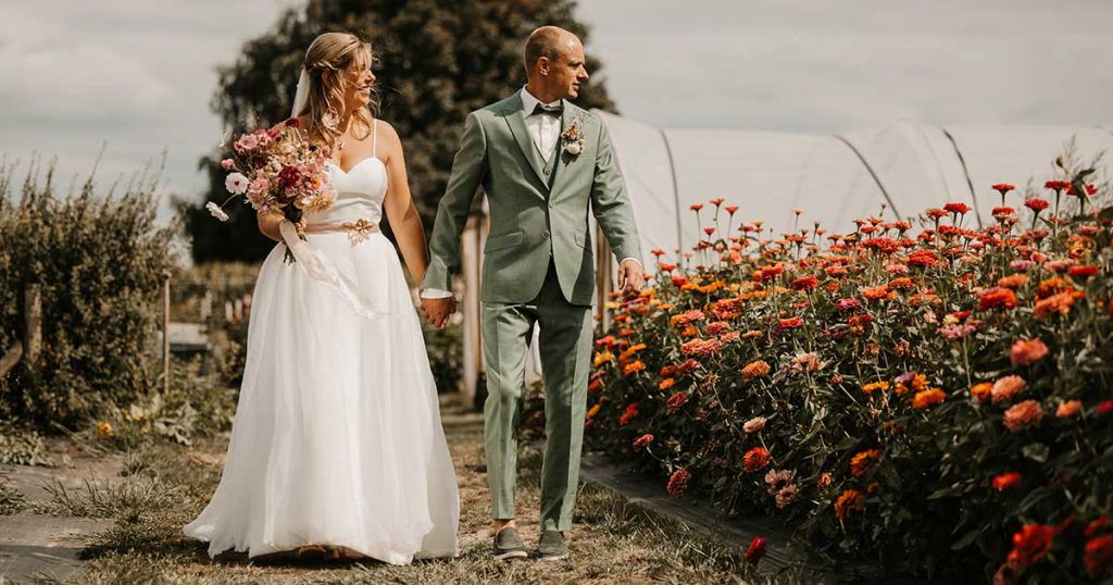Bloemen tijdens trouw, bruidsboeket en corsages